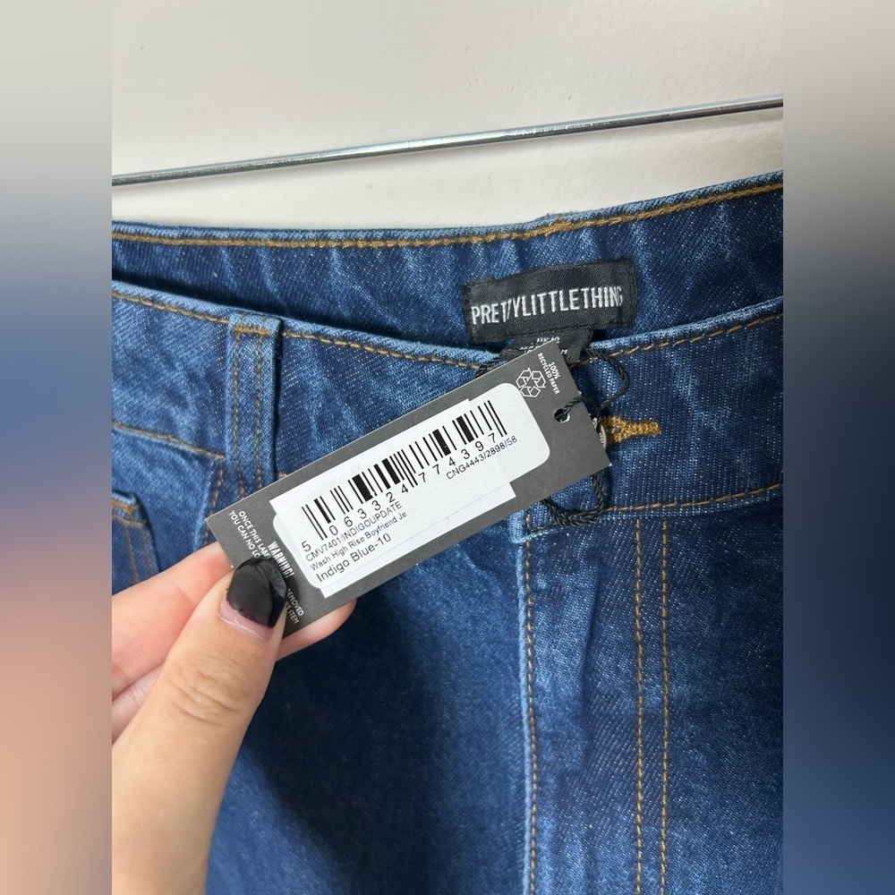 PrettyLittleThing Wash High Rise Boyfriend Jean - Picture 3 of 4